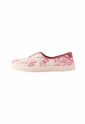 Zapatilla de deporte rosa claro tipo slip-on con patrón floral rosa oscuro, punta redondeada y suela de goma blanca, vista de lado.