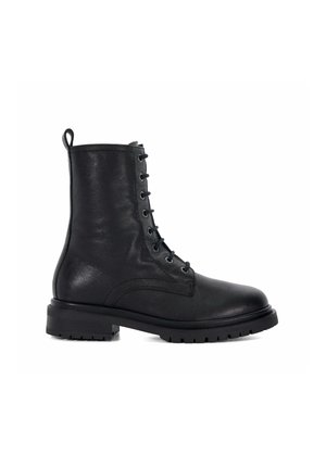 Botte cheville en cuir noir avec lacets à l'avant, bout rond, finition texturée et un petit talon empilable. Elle est dotée d'un tirant à l'arrière.