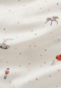 Bawełniana tkanina z fantazyjnymi ilustracjami: koń, żaglówka, żołnierzyk oraz dziewczynka z balonami, na białym tle z kolorowymi gwiazdami.