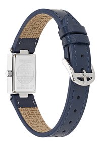 Ceas cu brățară din piele bleumarin, cu carcasă rectangulară din oțel inoxidabil, cu capac gravat, rezistent la apă până la 50m și căptușeală din piele ecologică.