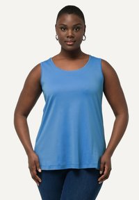 Top blu con maniche corte realizzato in un tessuto morbido, con scollatura rotonda e sottili decorazioni lungo i bordi. Vestibilità casual, abbinato a jeans scuri.