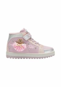 Sneaker alte rosa con dettagli glitterati, una toppa a forma di orso con una tutù rosa e una suola in gomma con battistrada rotondo.