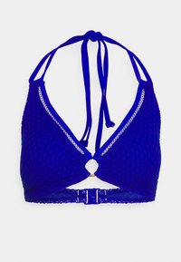 Bralette de bikini azul com copas triangulares, padrão de malha texturizada, alças em halter, detalhe de anel dourado ao centro e fecho ajustável nas costas.