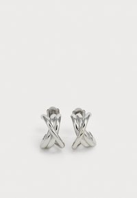 Cercei din argint sterling cu un design răsucit, având suprafețe netede și strălucitoare. Fără modele sau accente vizibile.