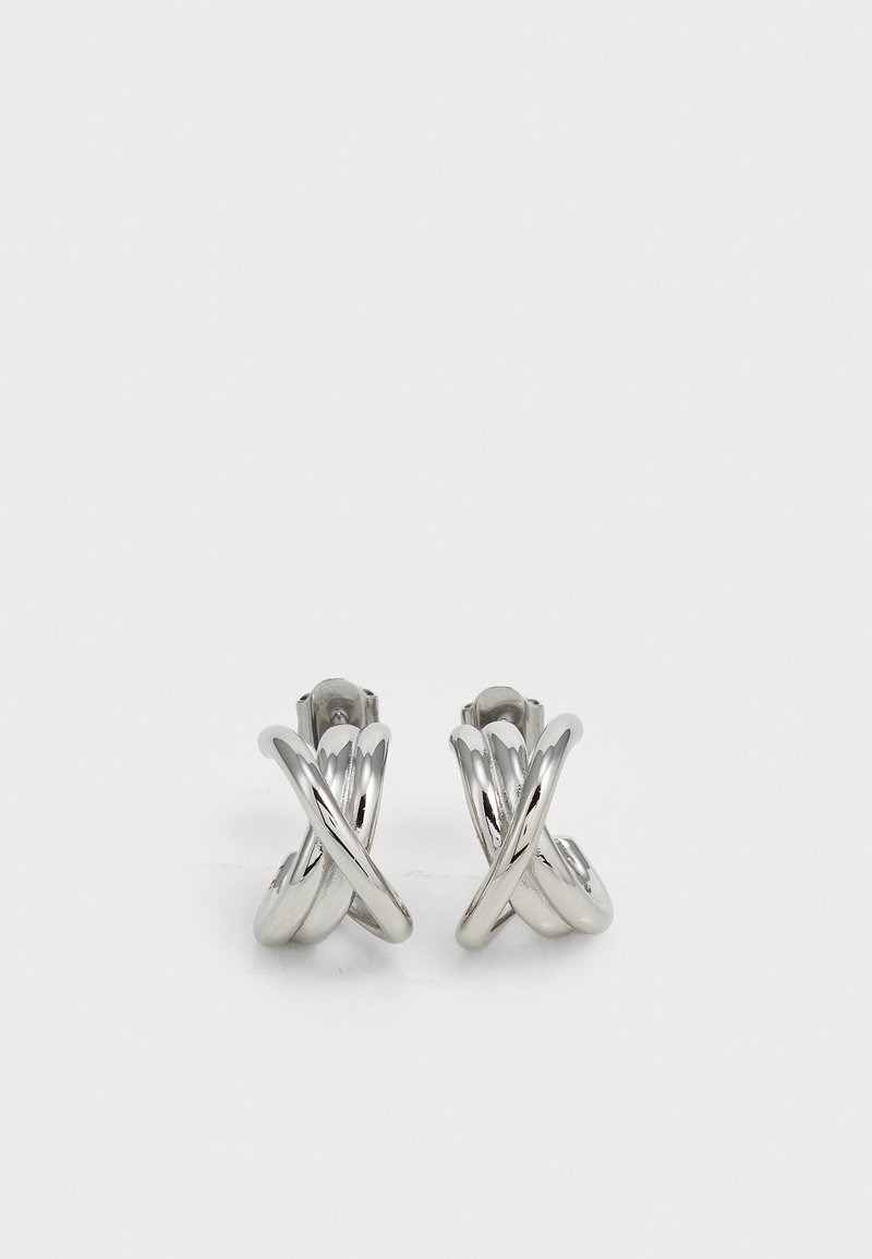 Cercei din argint sterling cu un design răsucit, având suprafețe netede și strălucitoare. Fără modele sau accente vizibile.