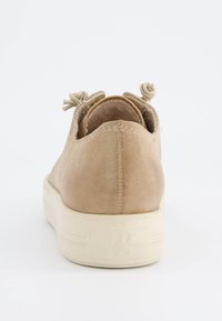 Beige Wildledersneaker mit strukturierter Oberfläche, runder Form und cremefarbener Gummisohle. Verfügt über dekorative Schnürsenkel auf der Rückseite für ein einzigartiges Detail.