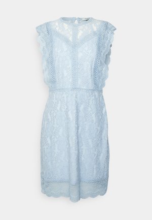 Robe en dentelle bleu clair avec un col rond, des manches en forme d'écailles, des motifs complexes et un ourlet décoratif. Dotée d'une fermeture arrière en trou de serrure.