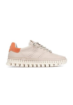 Zapatilla deportiva de cuero beige con detalles laterales perforados, suela blanca gruesa, cordones beige y grises, y lengüeta de ante naranja en el talón.