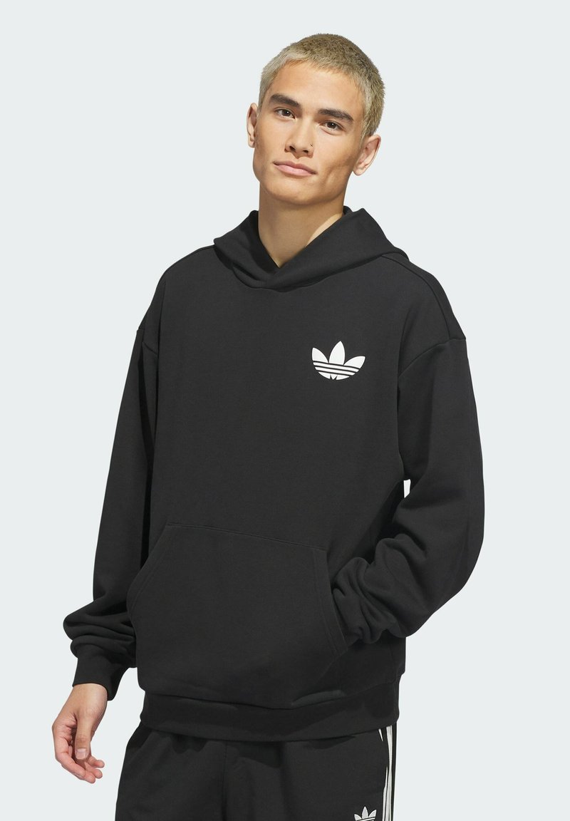 Zwarte hoodie van zacht materiaal, met een voorzak, brede boorden en een geborduurd wit Adidas trefoil logo op de borst.
