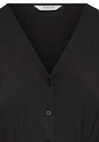 Robe noire à col en V devant avec trois boutons noirs et une étiquette en tissu au niveau de l'encolure indiquant "b.young".