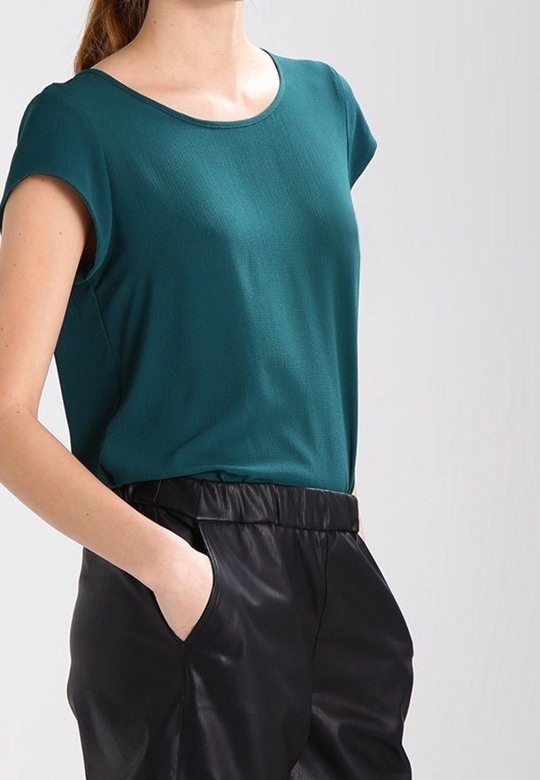 Teal korte mouwen blouse met een ronde hals, gecombineerd met zwarte leren broek met zijzakken en een relaxte pasvorm.