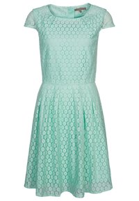 Mintgrön spetsklänning med korta ärmar, rund halsringning och en utsvängd kjol. Har blommönster över hela och en figurnära liv.