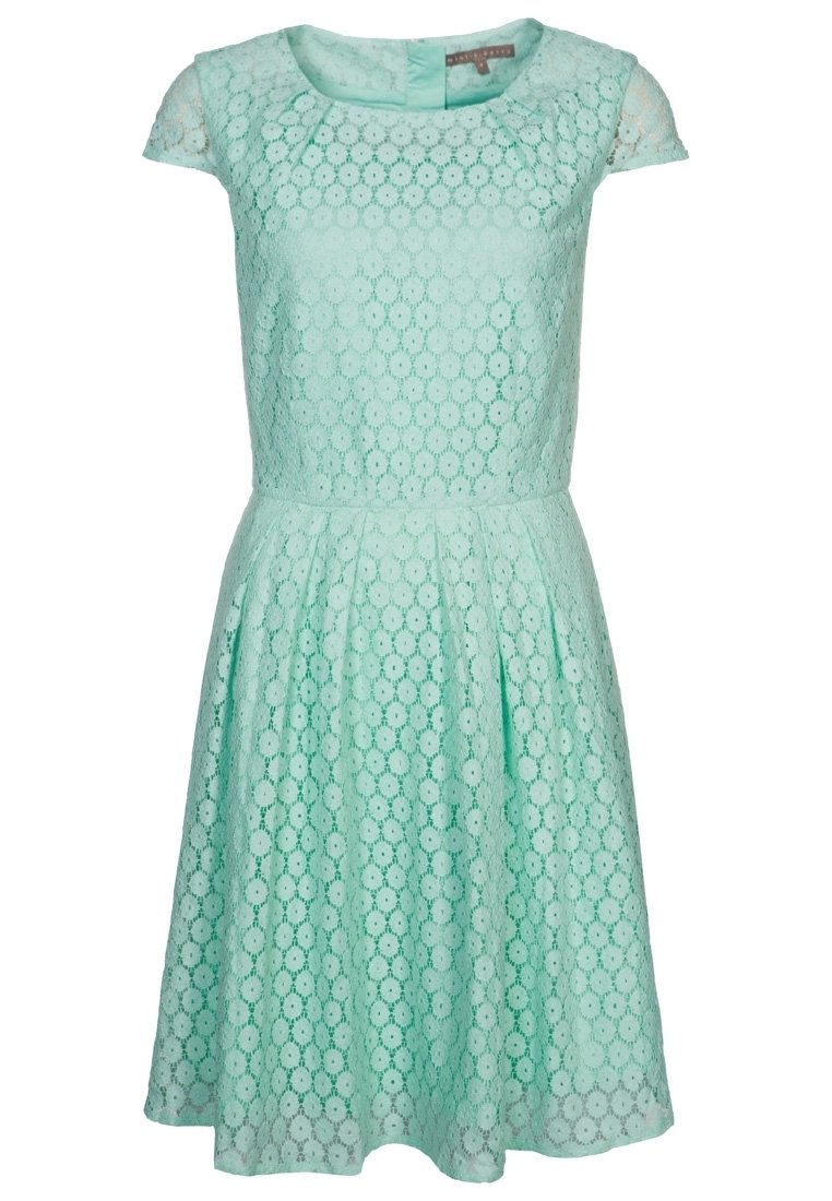 Mintgrön spetsklänning med korta ärmar, rund halsringning och en utsvängd kjol. Har blommönster över hela och en figurnära liv.