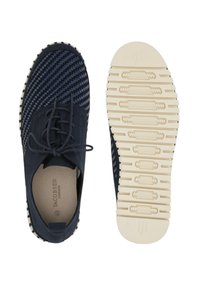 Zapatos de color azul marino con cordones, con un upper texturizado de tejido trenzado, detalles con patrones y una suela exterior de goma beige en contraste que presenta patrones de agarre.