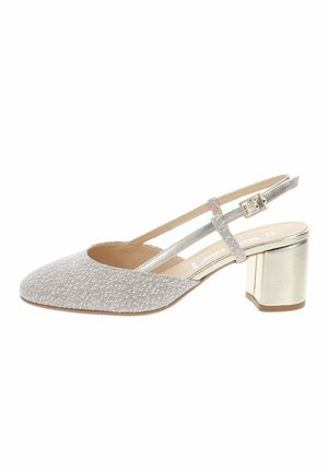 Décolleté slingback argentata con texture, tacco a blocco e cinturino con fibbia, progettata per un abbigliamento formale o semi-formale.