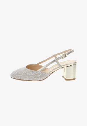 Escarpin slingback argent texturé avec talon bloc et bride à boucle, conçu pour un port formel ou semi-formel.
