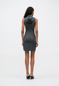 Αμάνικο γκρι φόρεμα με εφαρμοστή σιλουέτα και κουκούλα, φτιαγμένο από απαλό, ελαστικό ύφασμα; μήκους μέχρι το γόνατο με κρυφή ραφή στην πλάτη.