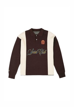 Ilga rankovė polo marškiniai su tamsiai rudos ir kreminės spalvų juostomis, išsiuvinėtu herbiniu ženklu ir mėlynu raštu "Social Club" priekyje.