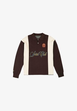 Hosszú ujjú pólóing sötétbarna és krémszínű panelekből, hímezetű címerrel és kék írással "Social Club" felirattal az elülső részen.