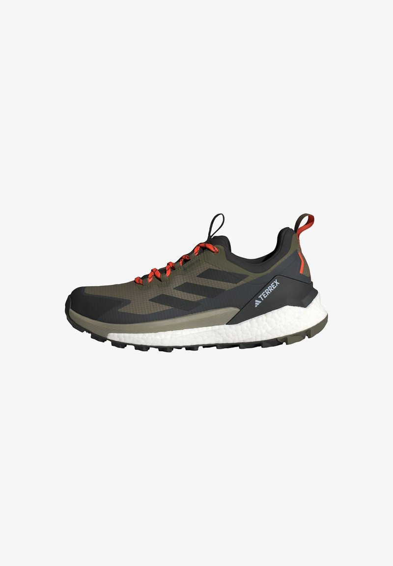 Sapatilha de trail running Terrex, com um cabedal verde escuro, atilhos laranja, design texturizado, e uma entressola branca almofadada com sola preta.