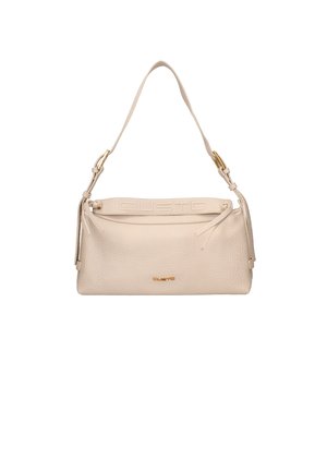 Beige Handtasche aus Leder mit strukturiertem Oberflächen, einem kurzen verstellbaren Trageriemen, geprägtem Markennamen und einem Logoschmuckdetail in Gold an der Unterseite.