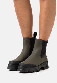 Tamaris Platform ankle boots - olive/black