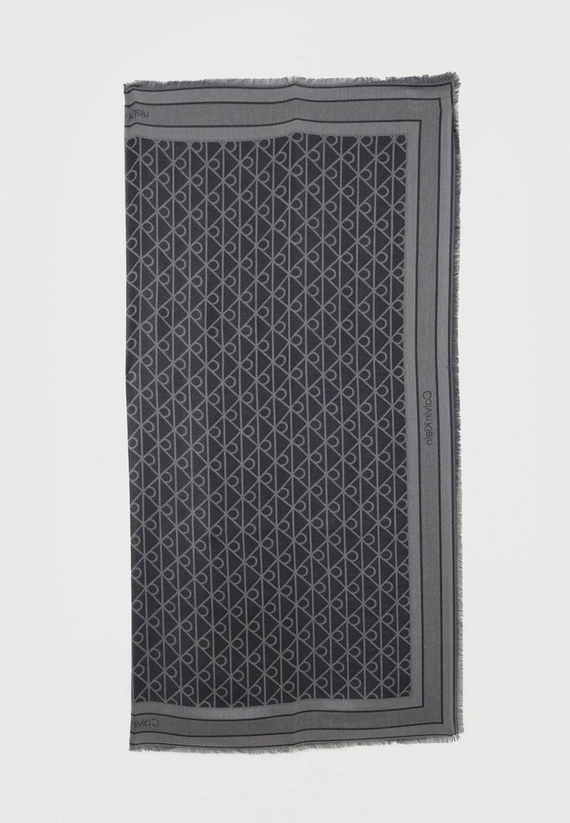 Écharpe rectangulaire gris foncé avec motif de boucles géométriques gris plus clair et une bordure double sur fond blanc.