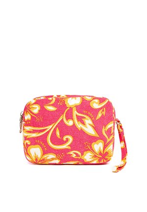 Piccola pochette rettangolare rosa da polso con motivo floreale giallo e bianco e chiusura con cerniera su sfondo bianco.