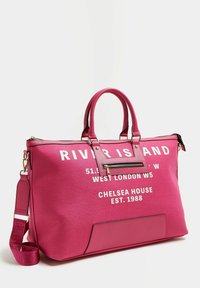 Sac à main en toile rose avec double anses, une sangle amovible, fermeture éclair en métal et texte imprimé. Comprend une poche avant et une texture lisse.