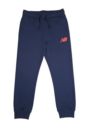 Pantaloni della tuta blu navy con vita elastica e coulisse, gambe affusolate con polsini e logo rosso New Balance sulla coscia sinistra.