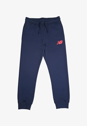 Pantaloni della tuta blu navy con vita elastica e coulisse, gambe affusolate con polsini e logo rosso New Balance sulla coscia sinistra.