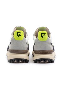 Scarpe sportive con tomaia in mesh grigio, dettagli in suede nero, tab sul tallone giallo con logo e suola intermedia beige testurizzata con suola nera.