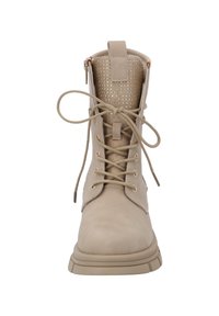 Botas de tobillo beige con acabado de ante, punta redondeada y ojetes para cordones. Panel de malla texturizada con acentos metálicos en el caño.