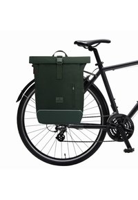 Sötétzöld, felgördíthető hátizsák egy fekete kerékpáron, elülső cipzáros zsebbel és ellentétes, világosabb alsó résszel.