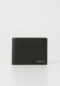 Sort læderpung med rektangulær form, glat tekstur og præget "REPLAY" logo i sølv. Minimalistisk design med rene kanter.