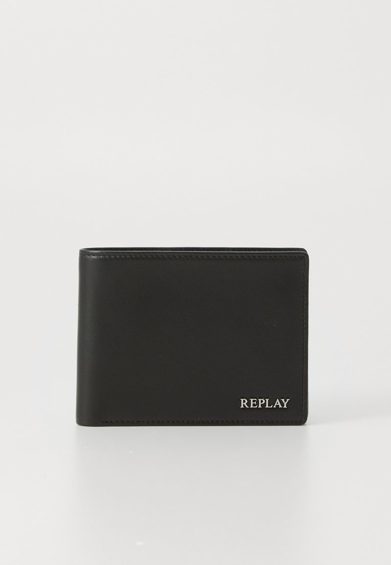 Sort læderpung med rektangulær form, glat tekstur og præget "REPLAY" logo i sølv. Minimalistisk design med rene kanter.