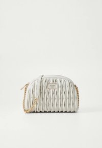 Bílá plisovaná kabelka se zlatým řetízkovým popruhem, zdobená logem, s kulatým tvarem a texturovaným povrchem.