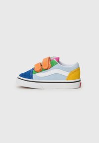 Baskets colorées avec un mélange de panneaux en suède bleu, vert, jaune et orange. Conçues avec deux bandes Velcro orange et une semelle blanche.
