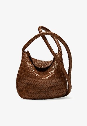 Brun vævet lædertaske med en slouchy form, der har to sammenflettede håndtag og en sømløs toplukning. Struktureret overflade, fleksibelt design.