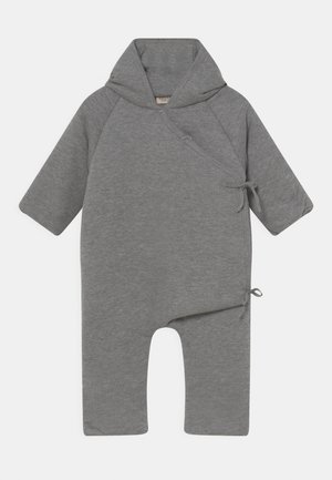 Szary bawełniany body z kapturem, zapinane na zewnątrz, z krótkimi rękawami i zawiązywaniem z przodu. Gładka tekstura i swobodny styl.