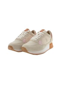 Sneakers z beżową zamszową i skórzaną cholewką, białymi sznurówkami, różowymi akcentami, masywną białą podeszwą środkową oraz teksturowaną gumową podeszwą zewnętrzną.