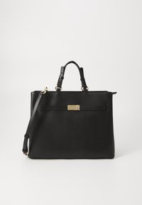 Sac fourre-tout en cuir noir avec deux poignées supérieures, une bandoulière amovible, des accents en doré, et un panneau avant plat avec un fermoir.