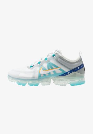 Biało-turkusowy sneaker Nike Air VaporMax z przezroczystą podeszwą, pomarańczowym logo Swoosh i niebieskim napisem "AIR" na pasku z tyłu.