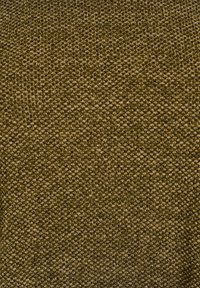 Tekstura tkanine u maslinasto zelenoj boji s gustim pletenim uzorkom, koja prikazuje blago neujednačenu površinu i suptilne varijacije boje.