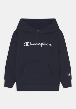Felpa Champion blu navy con tasca frontale, logo Champion bianco sul petto e piccolo logo rosso, bianco e blu sul polsino sinistro della manica.