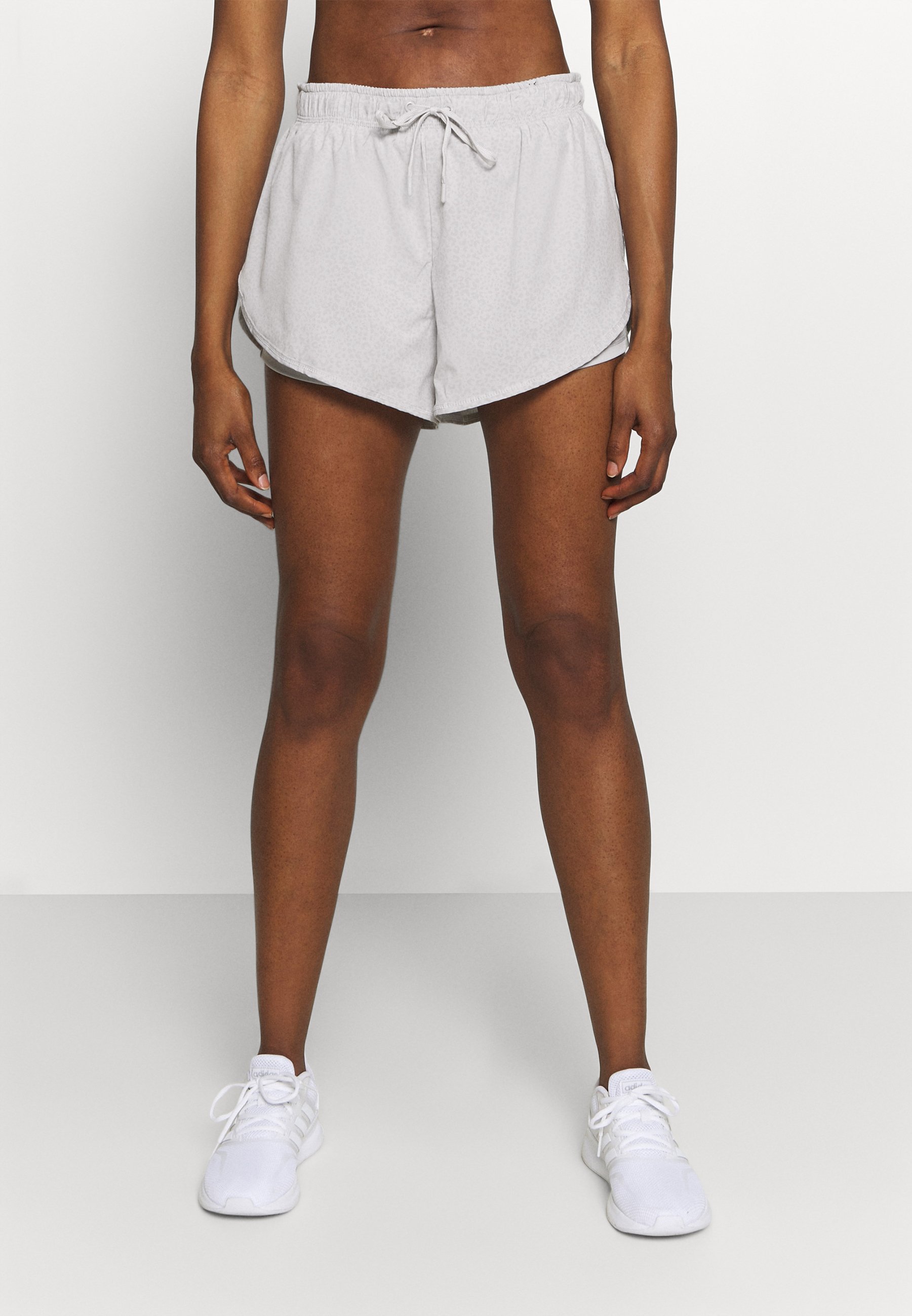 Cotton On Body MOVE JOGGER SHORT - Pantalón corto de deporte - tonal  animal/lunar rock/gris - Zalando.es