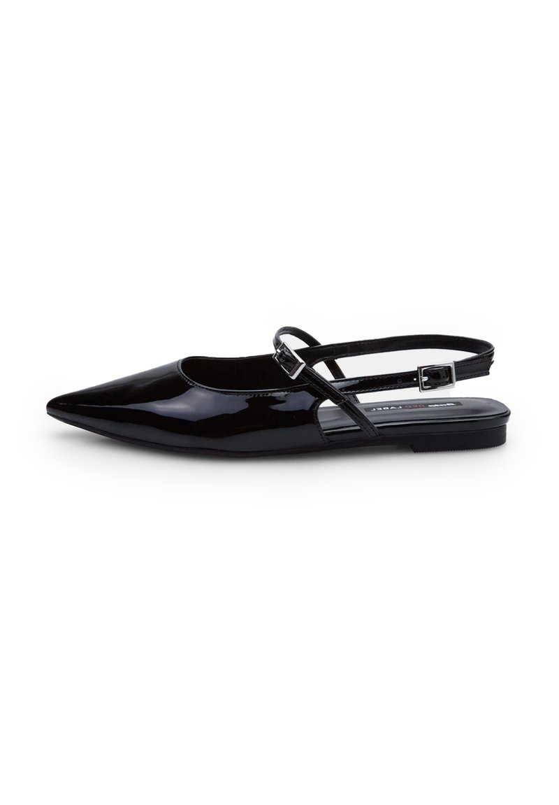 Chaussure plate à talon ouvert en cuir verni noir avec un bout pointu, une sangle ajustable et un petit détail de boucle. Fini lisse et brillant.