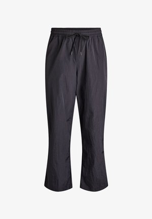 Zwarte lichte broek met een trekkoord in de taille, cropped lengte en een gladde, licht gekreukte textuur. Geen zichtbare patronen of accenten.