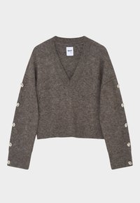 Pulover maro de lână cu decolteu în V și mâneci lungi, având șase nasturi ca accente pe manșete și tiv striat. Design scurt.