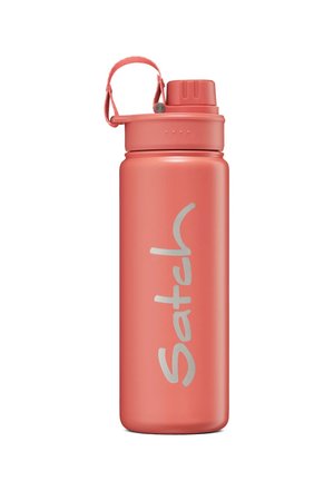 Korallenfarbene Edelstahl-Wasserflasche mit Schraubverschluss, Tragriemen und geprägt "Satch"-Logo in Silber.